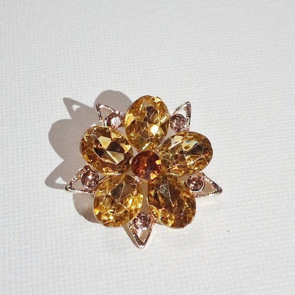 Jewelry - *Sold*Cute Flower Small Brooch